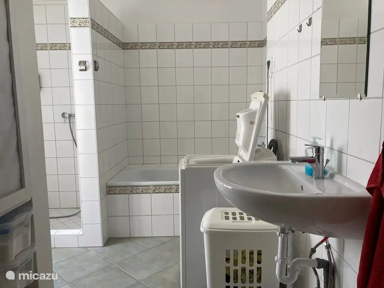 Das Badezimmer mit Dusche und Badewanne befindet sich im Erdgeschoss