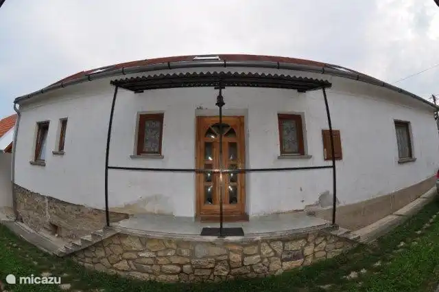 Nach der Ankunft werden Sie nach innen gehen, die Tür sofort hinter der Halle und der Küche. Inzwischen sieht die Außenseite saubererer aus, weil wir isoliert und neu verputzt haben.