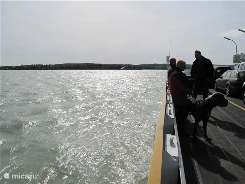 Machen Sie eine Bootsfahrt auf der Halbinsel Tihany auf die andere Seite. Es lohnt sich! Es gibt auch Touren über den See buchen.