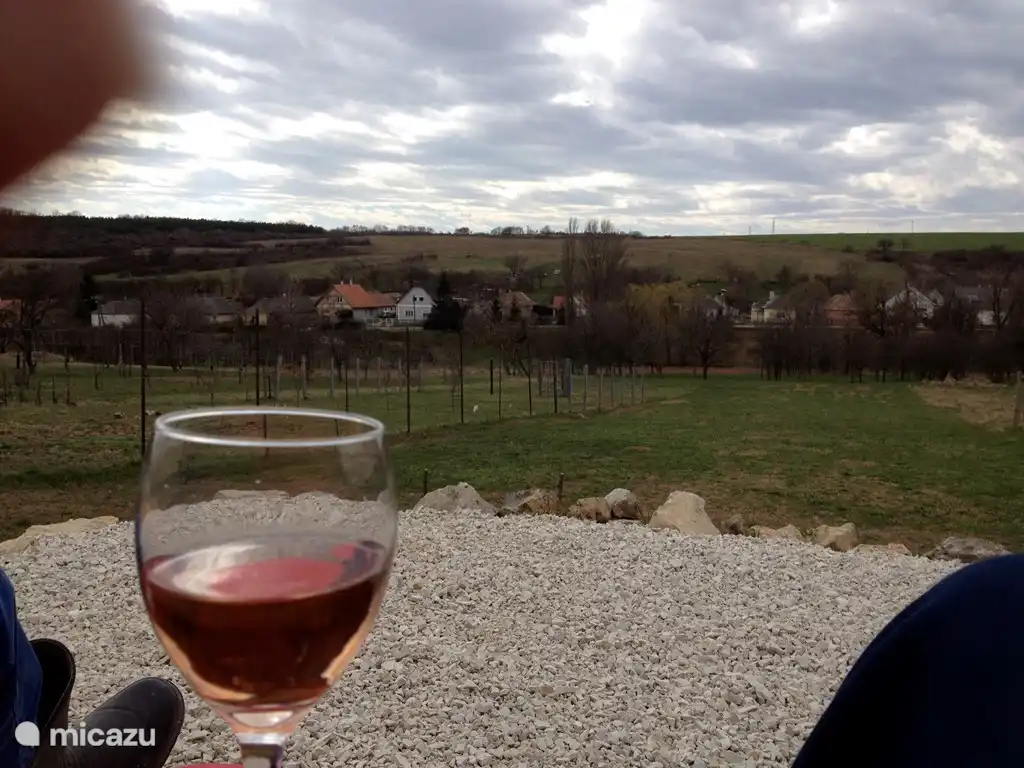Im März 2015 haben wir die beiden Abendterrassen hinter der alten Ruine gebaut. Hier können Sie die Sonne genießen, die hinter der hippen Brücke verschwindet.