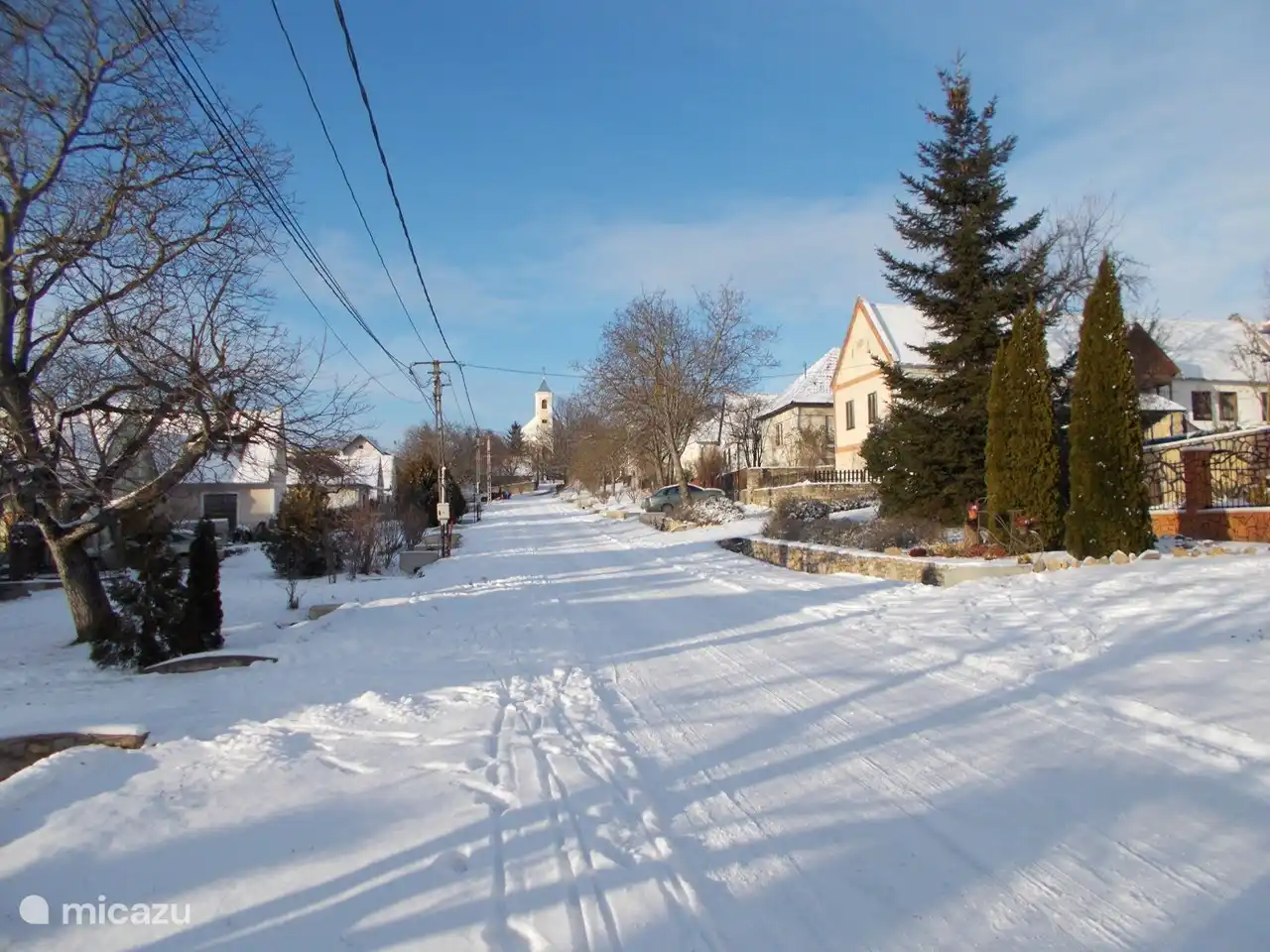 Das Haus in diesem wunderbar ruhigen Dorf kann auch im Winter genutzt werden! Dies ist die Hauptstraße von Hidegkut.