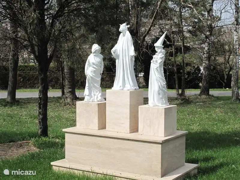 Diese Bilder sind in Herender Porzellan, einem Dorf westlich von Veszprem. Hier ist einer der berühmtesten Porzellanmanufakturen Europas.