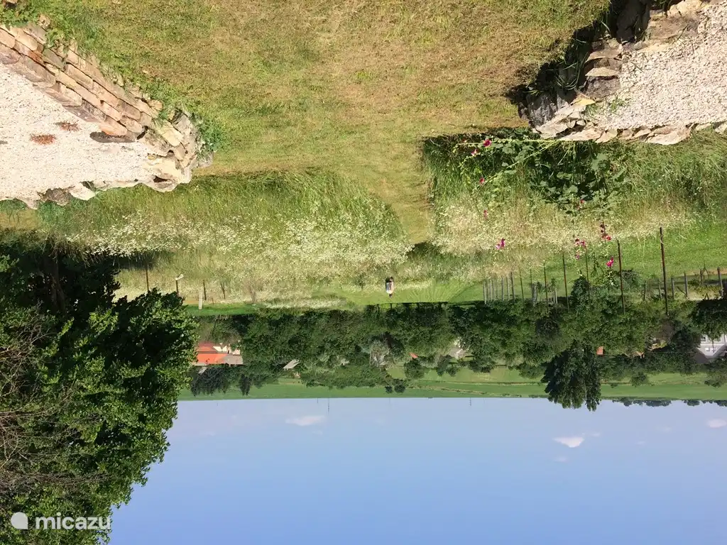Vom Hinterhof aus betreten Sie den Hinterhof, ein kleines Wort für eine große Fläche. Die wilden Blumen können gepflückt werden, und es gibt einen Spielplatz für die Kinder in diesem Bereich, der zweihundert Meter läuft, bis hinter den Bäumen, die Sie dort sehen