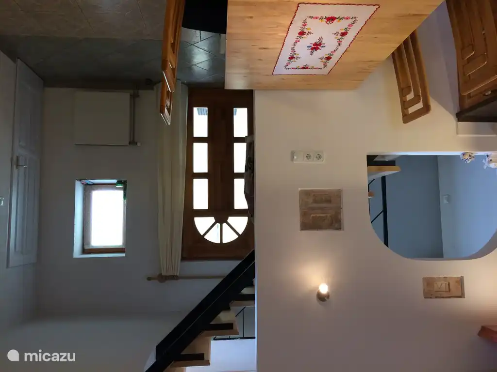 Von der kühlen Küche bis zur warmen Außenseite geht es direkt in dieses traditionell eingerichtete ungarische Haus.