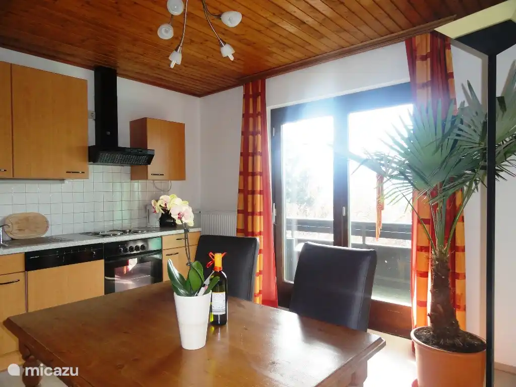 Die Küche ist komplett ausgestattet.