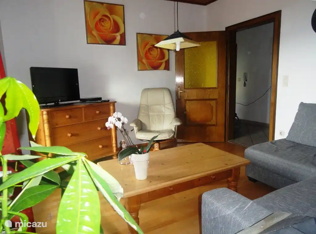 Das Wohnzimmer mit Ruheecke und Flachbildfernseher