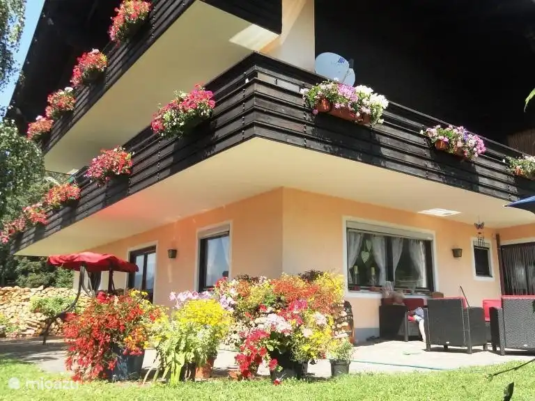 Schöne Blumen auf den Balkonen
