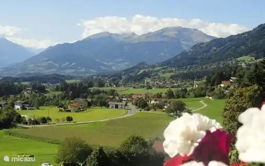 Tolle Aussicht auf die umliegenden Berge, im Sommer