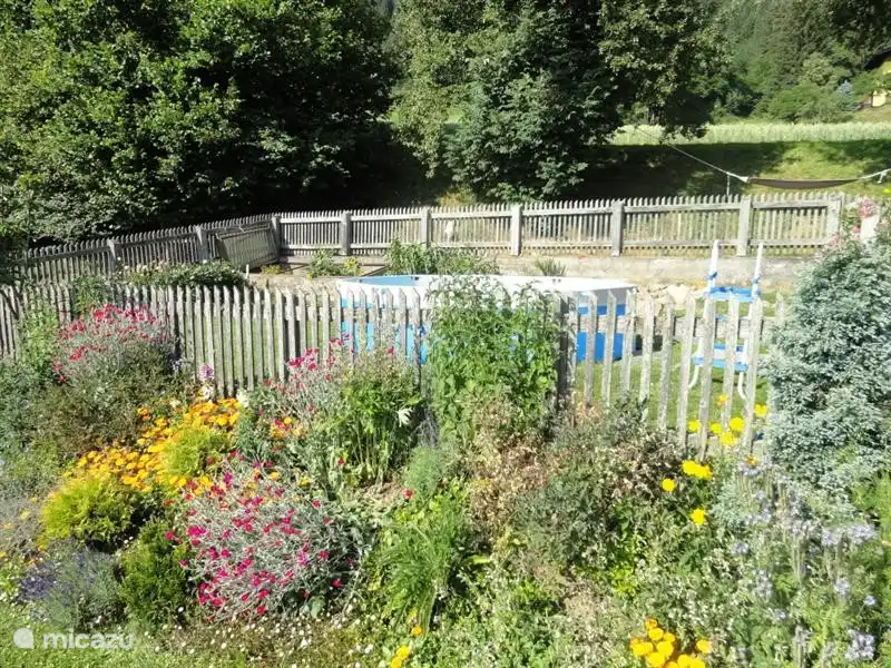 Der Pool, in der ehemaligen Gemüsegarten befindet kühlt im Sommer und für die Kleinen nicht erreichen, zu leicht unter uns