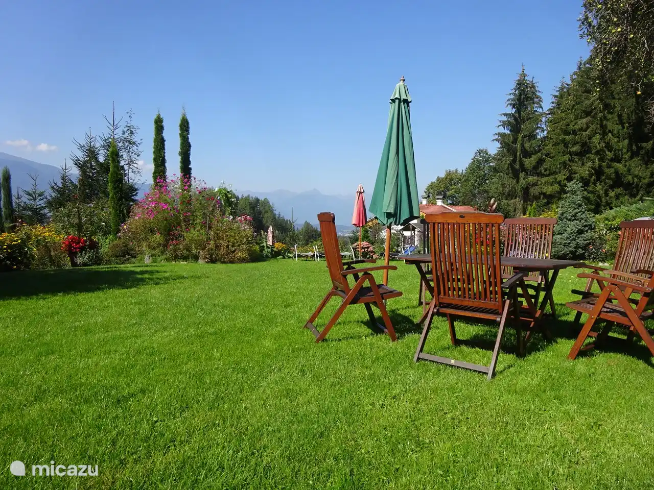 Der Garten mit vielen Sitz- / Liegemöglichkeiten