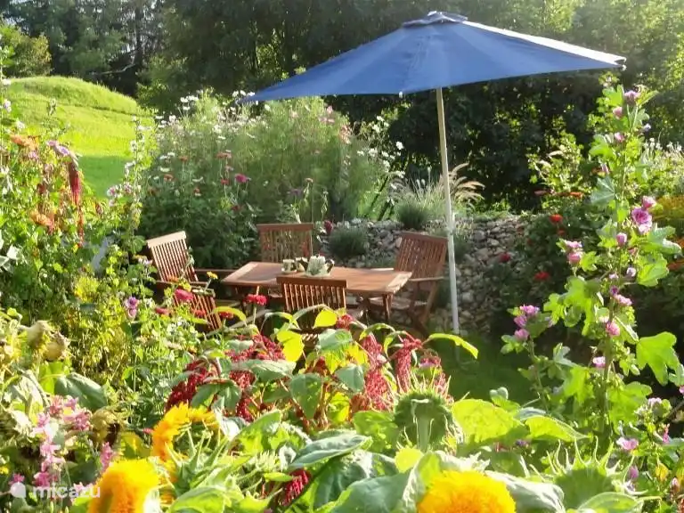 Schöne Blume Garten mit mehreren Sitzgelegenheiten und vielen Blumen!
