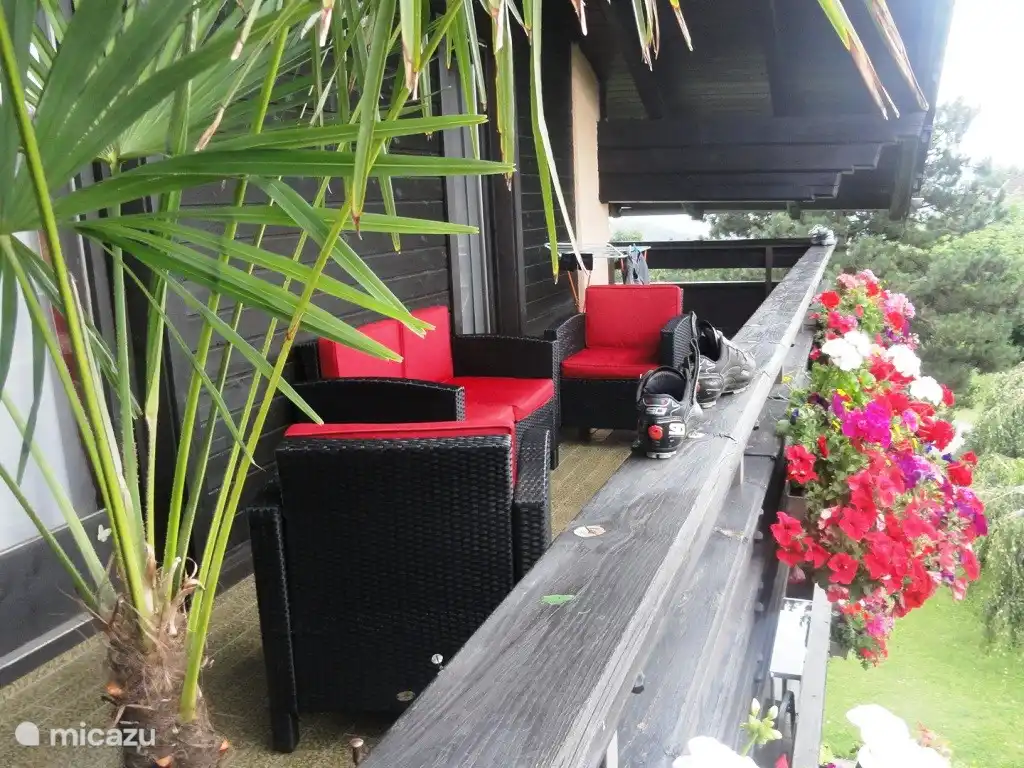 Entspannen Sie sich auf dem Balkon und genießen Sie die Traumaussicht!