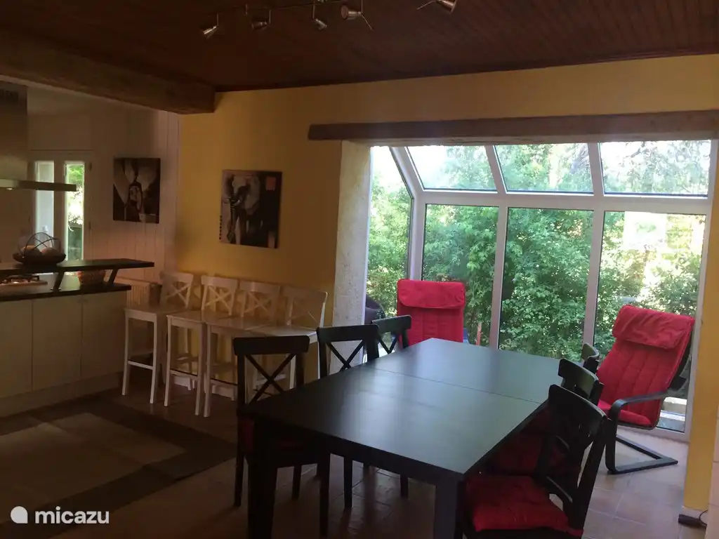 De eetkamer met de nieuwe erker