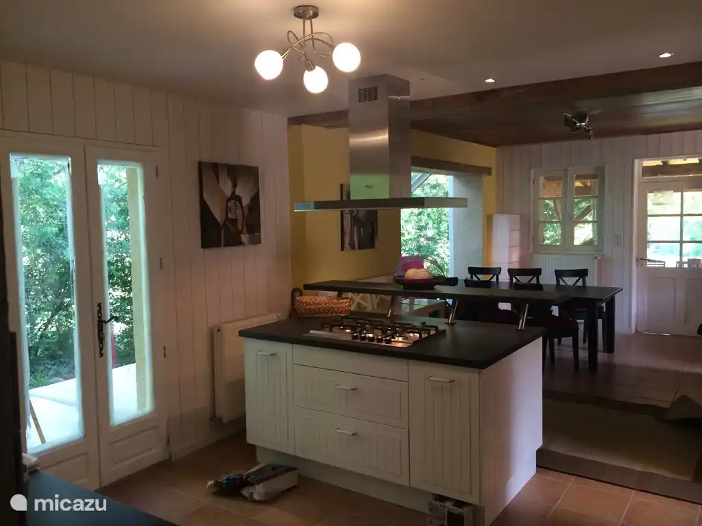 Open keuken met eetkamer op de achtergrond