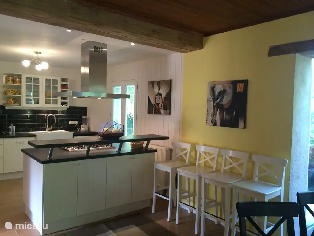 Het kookeiland met de 'bar' voor een aperitiefje of voor de ontbijtgranen...