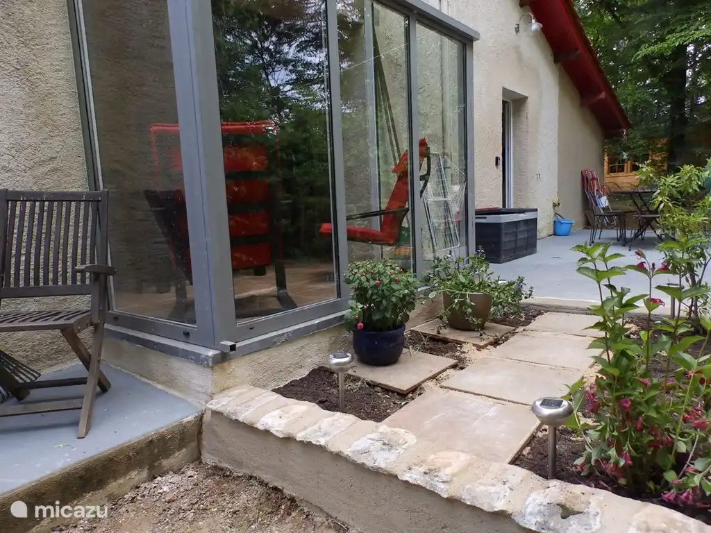 De erker aan de achterkant van het huis, met het plantentuintje en het ontbijtterras op de achtergrond