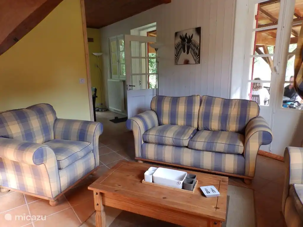 Het salon met opening naar de eetkamer en toegang tot de patio