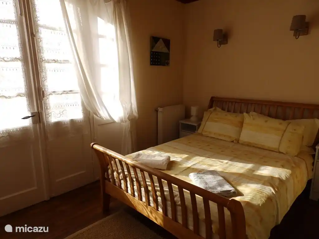 De tweede slaapkamer beneden. Deze heeft een ensuite badkamer met douche, wastafel en toilet