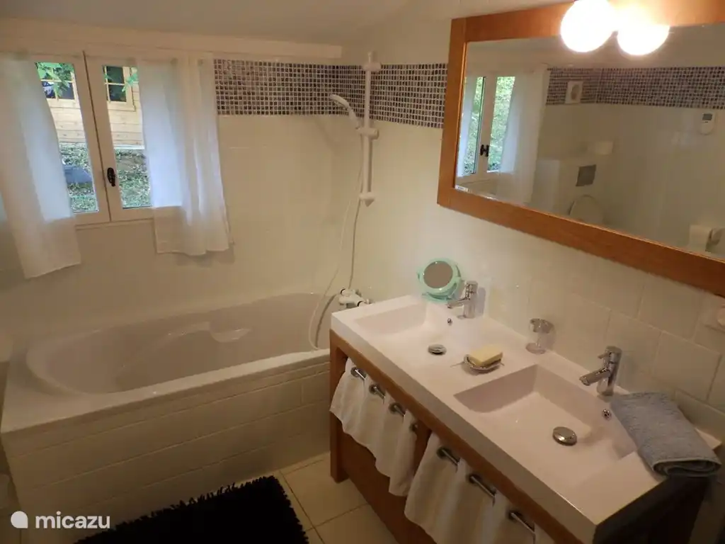 De nieuwe badkamer met ligbad, dubbele wastafel, douchecabine en toilet