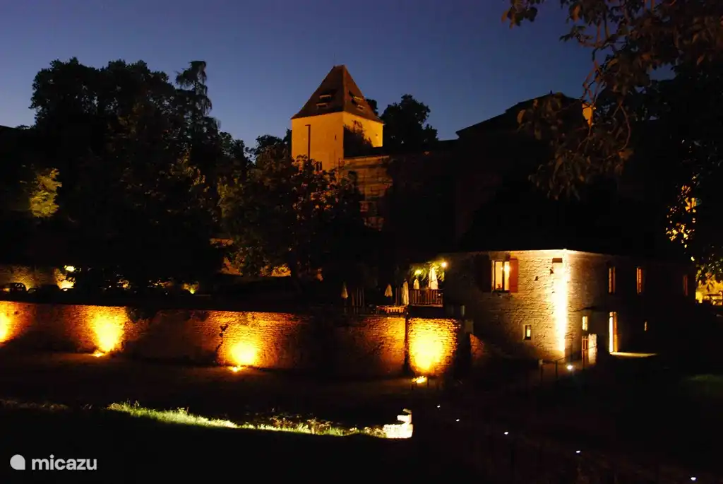 De abdij van Paunat is 's avonds mooi verlicht. Op de voorgrond Restaurant Julien. Héél lekker!