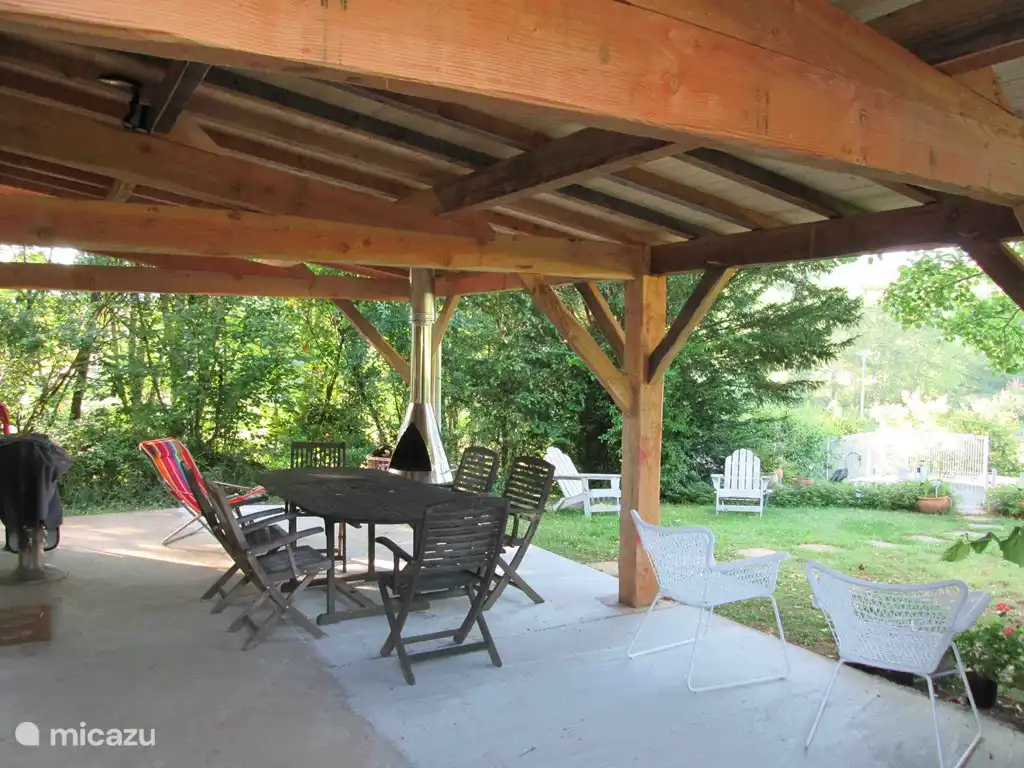 De nieuwe patio (gebouwd in april 2014) zorgt ervoor dat ook bij regenweer buiten gegeten kan worden. En wanneer het 's avonds wat killer wordt kan het haardvuur op de patio zorgen voor een gezellige warmte.