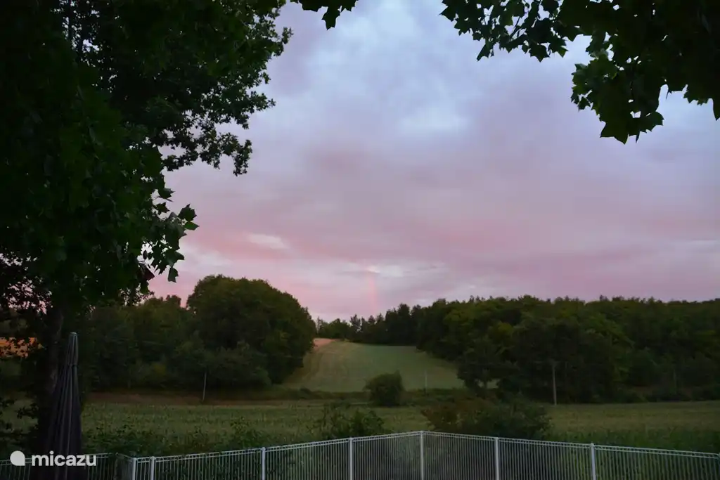 De avond valt boven de omgeving van Les Hirondelles