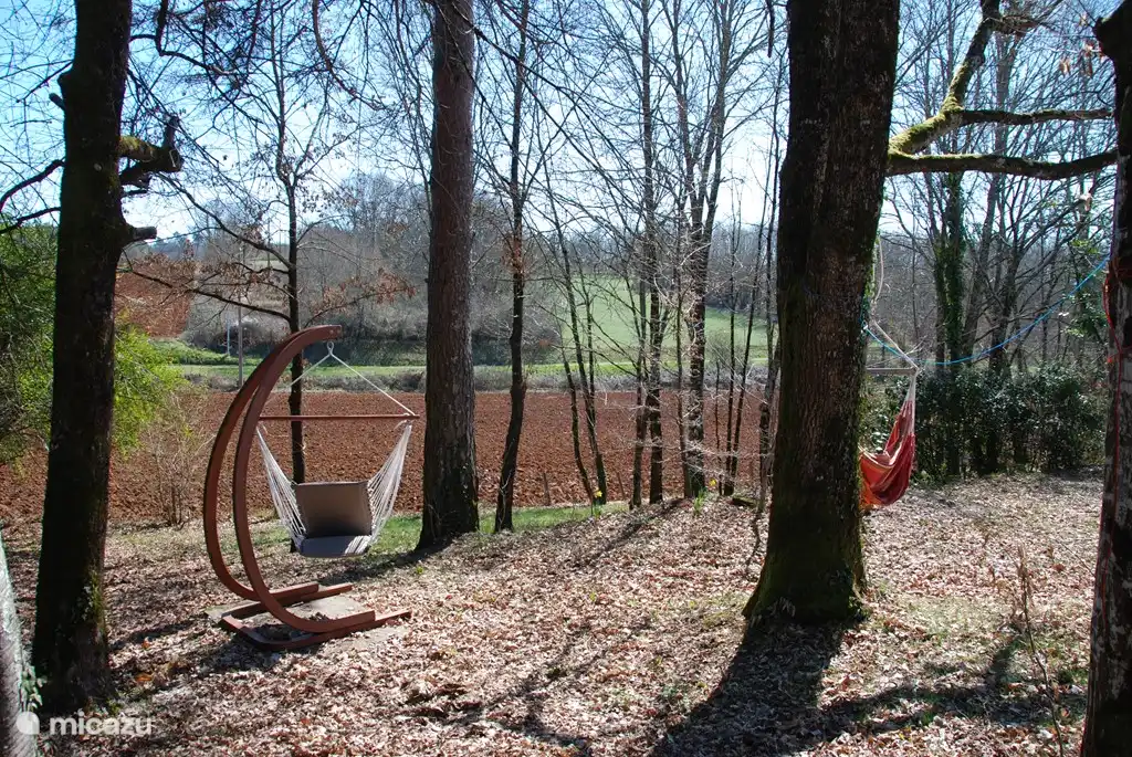 Ook in de herfst is het aangenaam vertoeven in Les Hirondelles, met een 'bladerdek' in het bosje