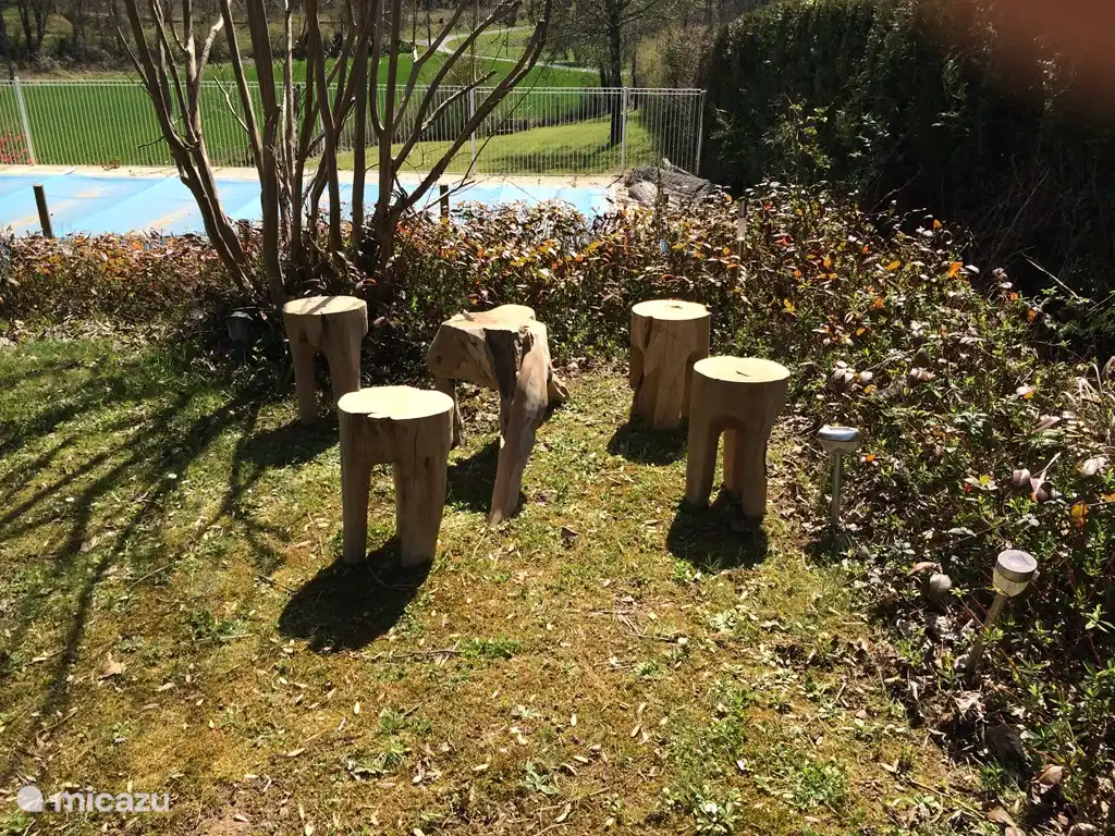 De kinderen kunnen dromen en vertellen over sprookjes op de kabouterstoeltjes