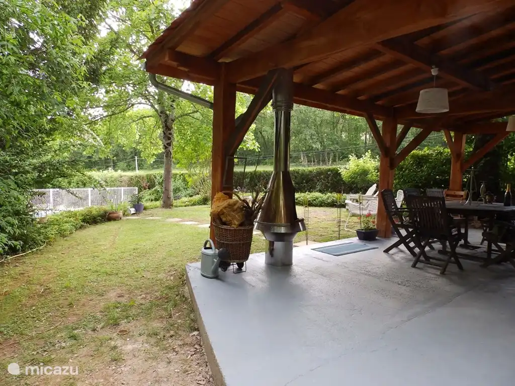 Zicht op de tuin vanaf de patio