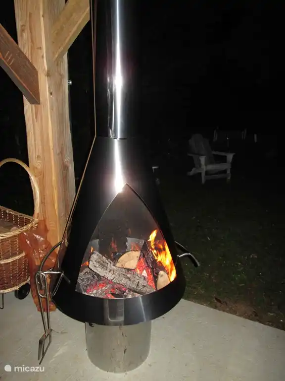 Het haardvuur op de patio is gemakkelijk aan te steken en geeft aangename warmte wanneer de kilte 's avonds opkomt