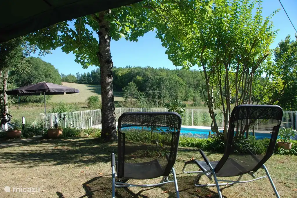 Relaxen met uitzicht over het zwembad, de velden en de bossen