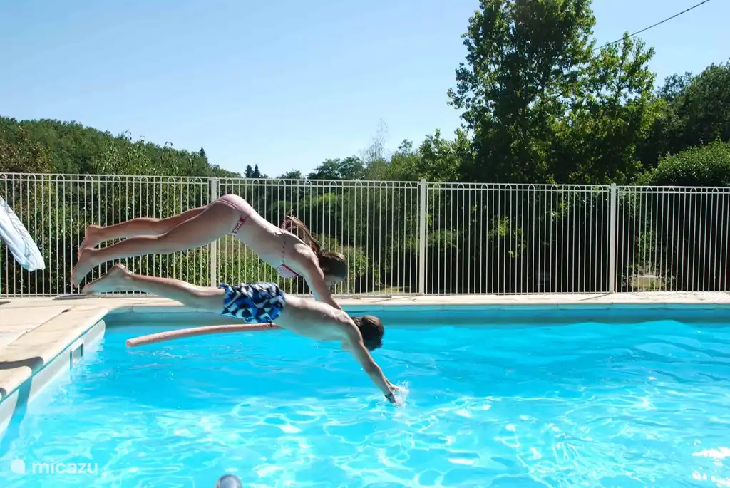 Een frisse duik in het ruime zwembad