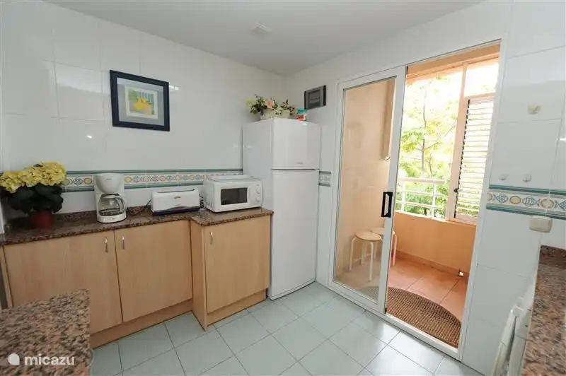 Küche mit Schiebetüren zum Balkon