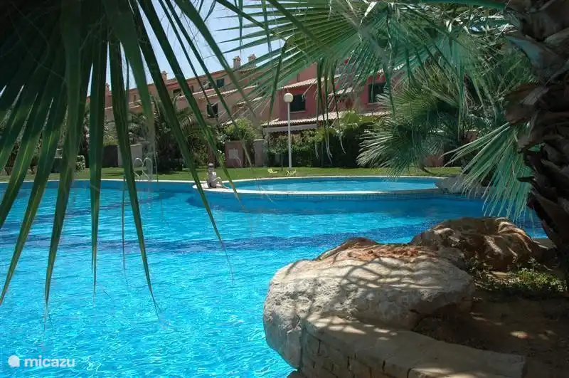 Gemütliches Wohnzimmer mit Sofa und Esstisch