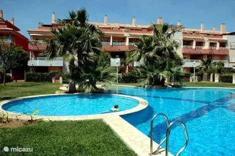 Aussicht von der Wohnung und der große Swimmingpool mit separatem Kinderbecken und Liegewiese um.