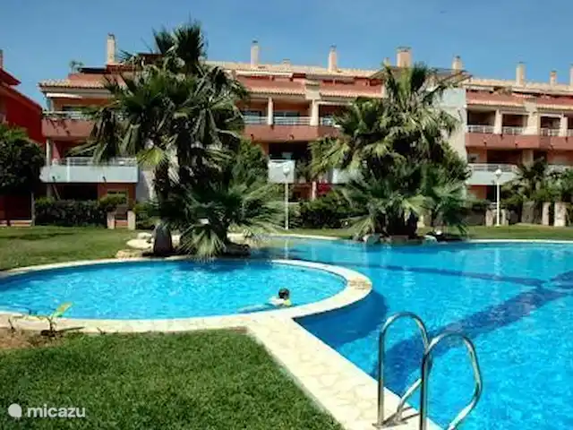 Location de Vacances Espagne, Costa Blanca, Jávea, appartement - Boulevards de Javea B5 Vue de l'appartement et de la grande piscine avec pataugeoire séparée et pelouse tout autour.