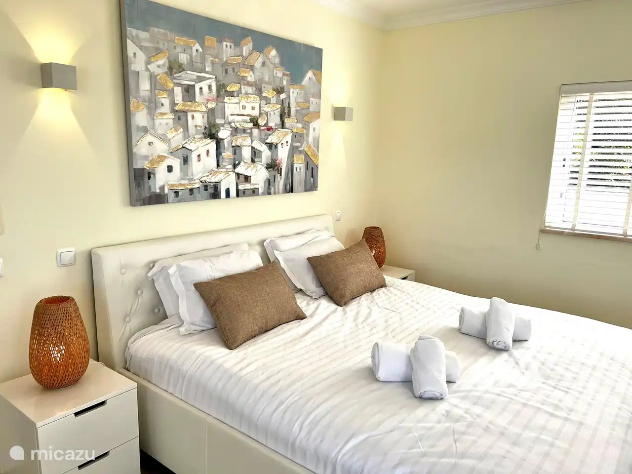 Chambre 1 avec salle de bain privée, climatisation et TV.