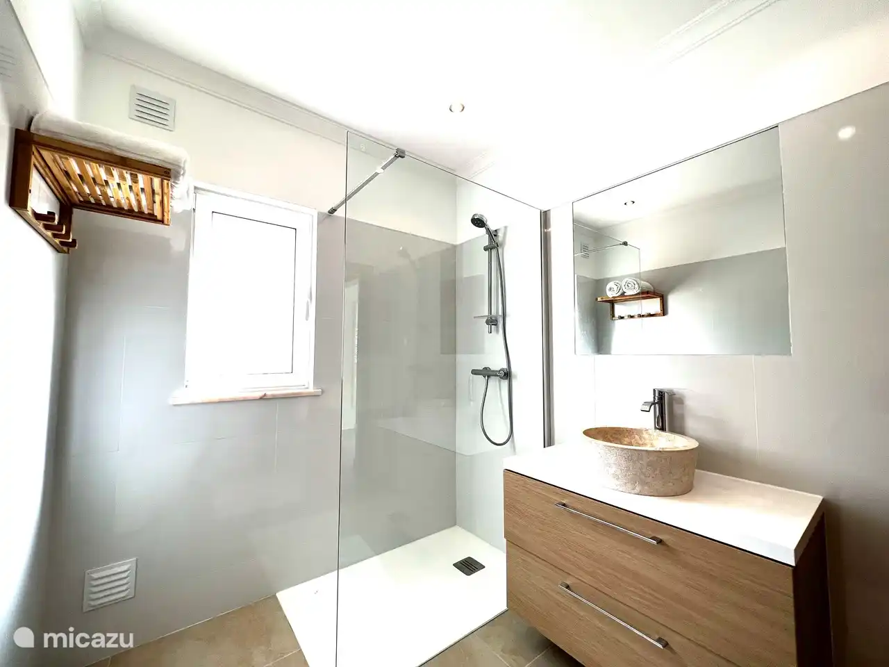 Salle de bain dans la chambre 1.