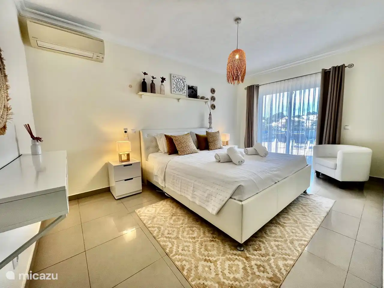 Chambre 2 avec salle de bain privée et climatisation.