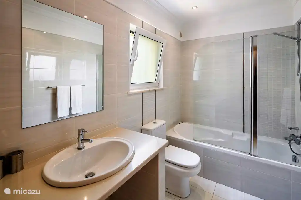 Salle de bain dans la chambre 2 avec baignoire.