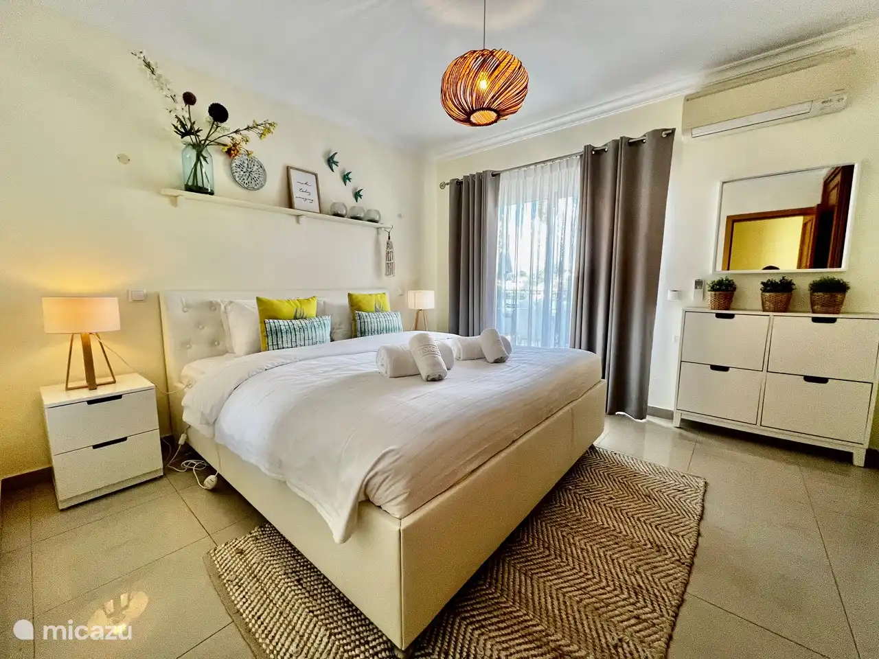 Chambre 3 avec salle de bain privée et climatisation.