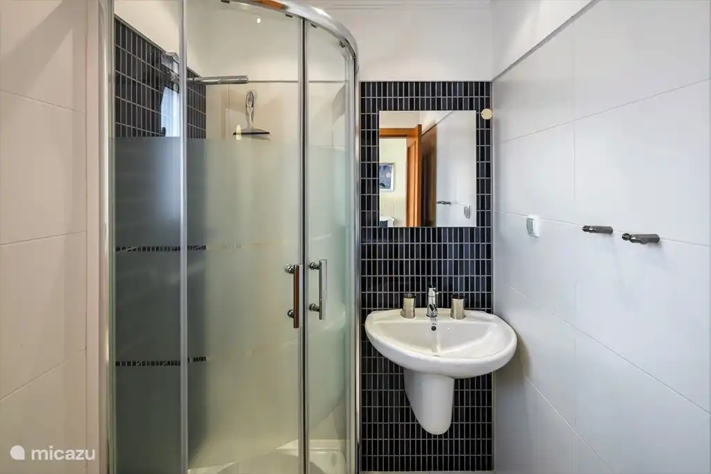 Salle de bain dans la chambre 3.