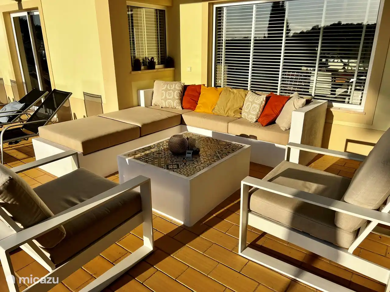 Espace lounge au bord de la piscine