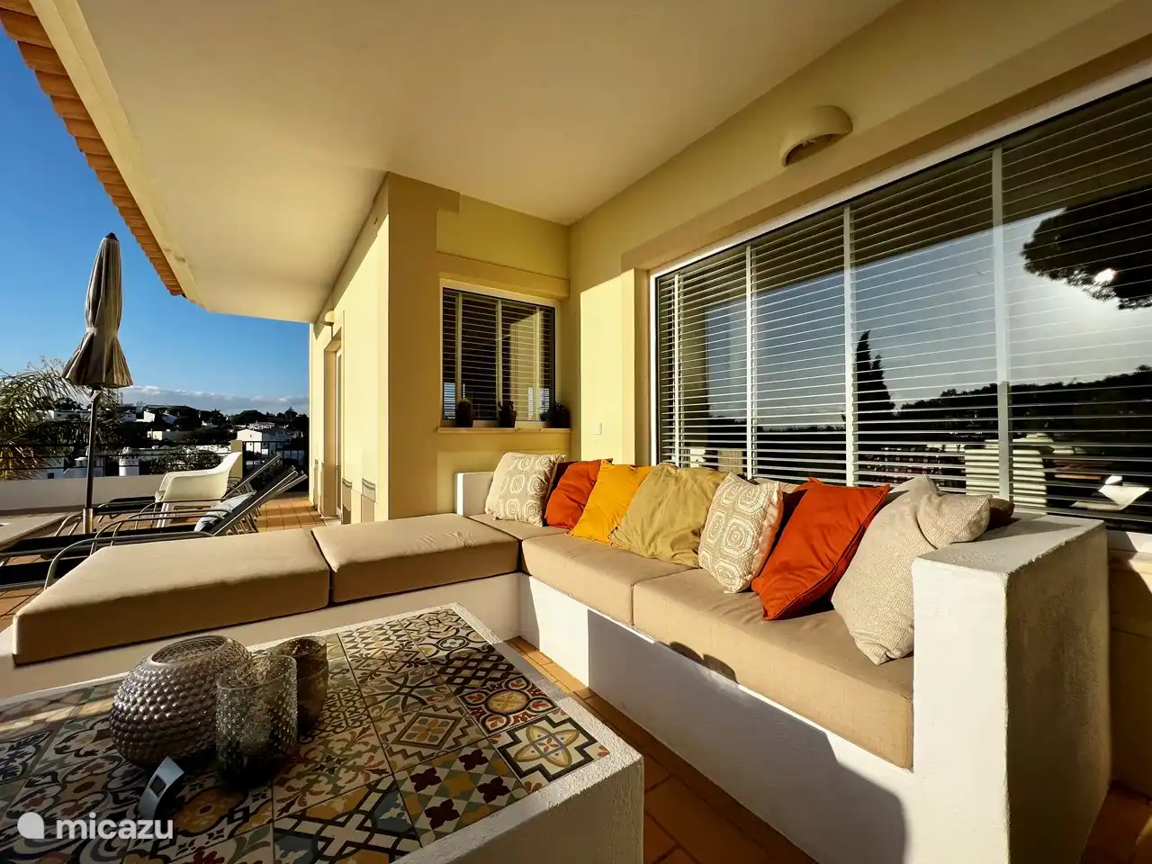 Espace lounge au bord de la piscine.