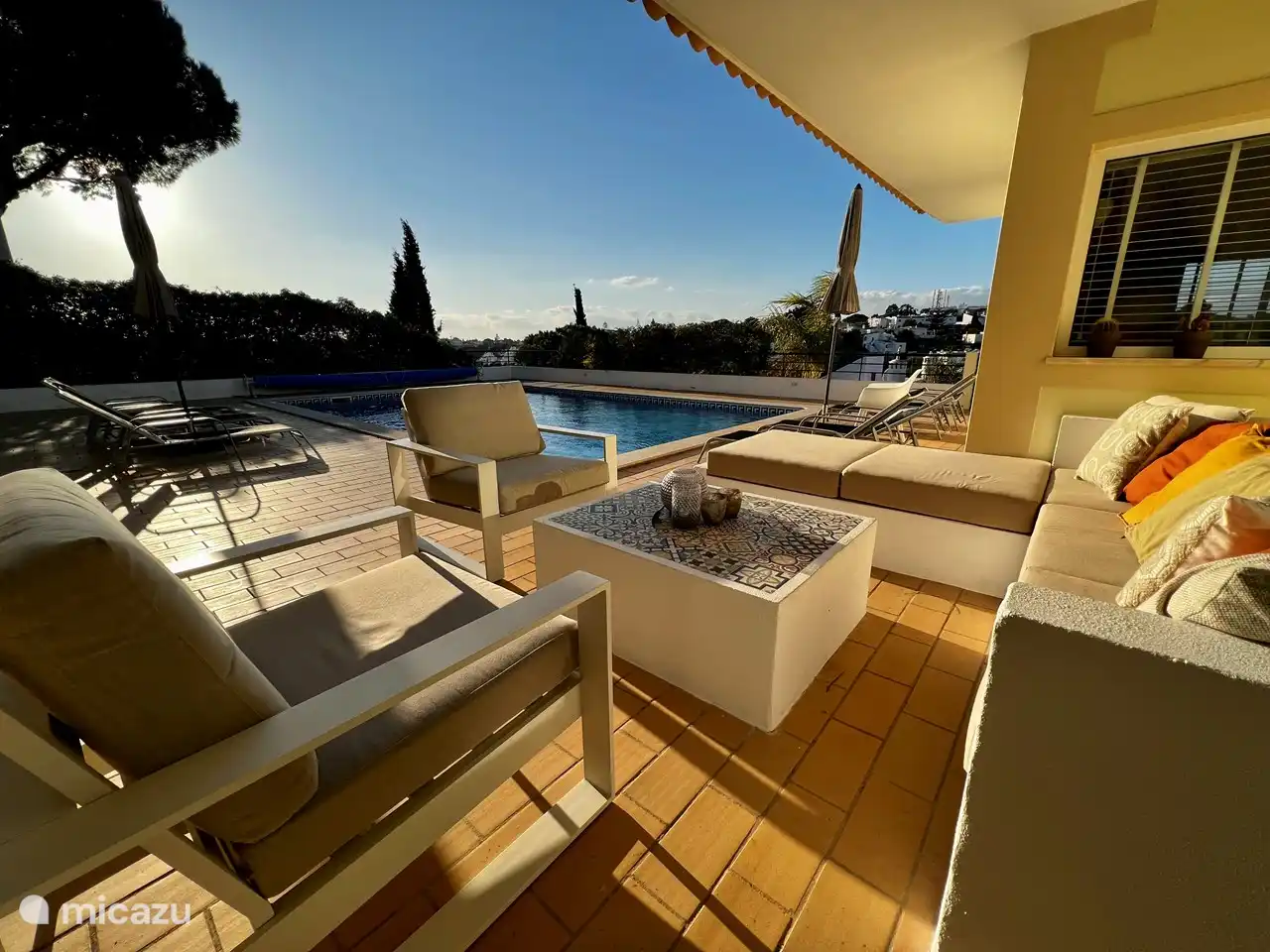 Farniente au bord de la piscine.