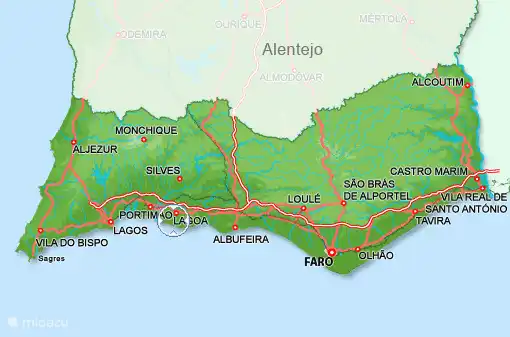 Emplacement Carvoeiro par rapport à l'aéroport de Faro. Temps de trajet en voiture environ 45 minutes, distance 50 km par autoroute toujours tranquille.