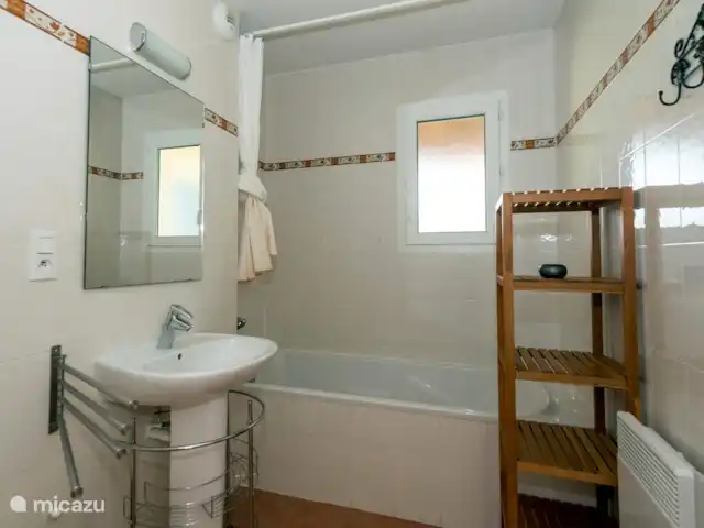 Les Rives de l'Ardèche | France, Ardèche, Vallon-Pont-d'Arc - villa La salle de bain avec baignoire (et option douche au rez-de-chaussée. Avec lavabo et WC. Espace de rangement suffisant pour vos produits de toilette.
