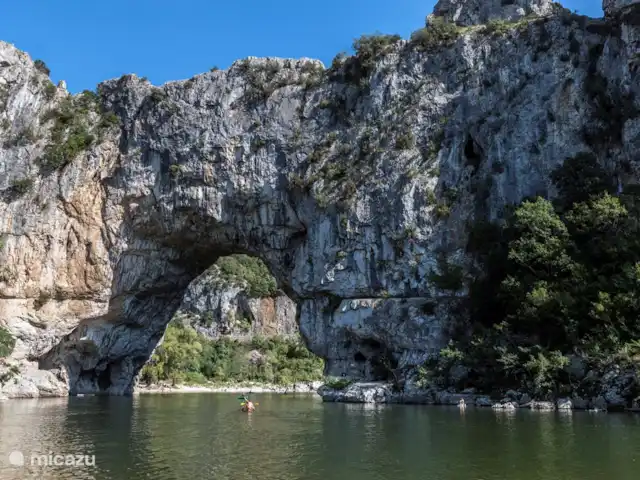Les Rives de l'Ardèche | France, Ardèche, Vallon-Pont-d'Arc - villa et bien sûr pourquoi Vallon Pont d'Arc porte ce nom : l'arc unique (Arc) creusé par la rivière au fil des siècles, sous lequel on peut se baigner ou faire du canoë !