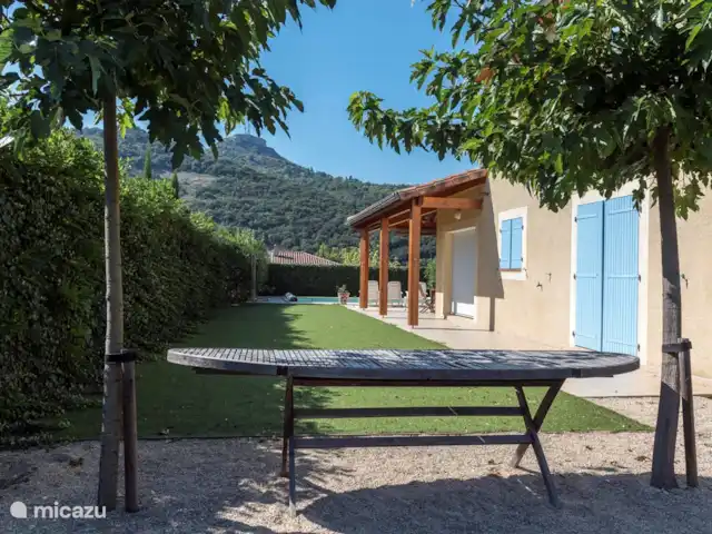 Les Rives de l'Ardèche | France, Ardèche, Vallon-Pont-d'Arc - villa lire un beau livre sous le sapin