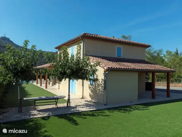 Les Rives de l'Ardèche | France, Ardèche, Vallon-Pont-d'Arc - villa Votre propre terrain de jeu ! profitez du football, du jeu de boules, du croquet, du hockey et d'autres jeux sur l'agréable pelouse artificielle de la maison. Amusez-vous avec toute la famille bien sûr!